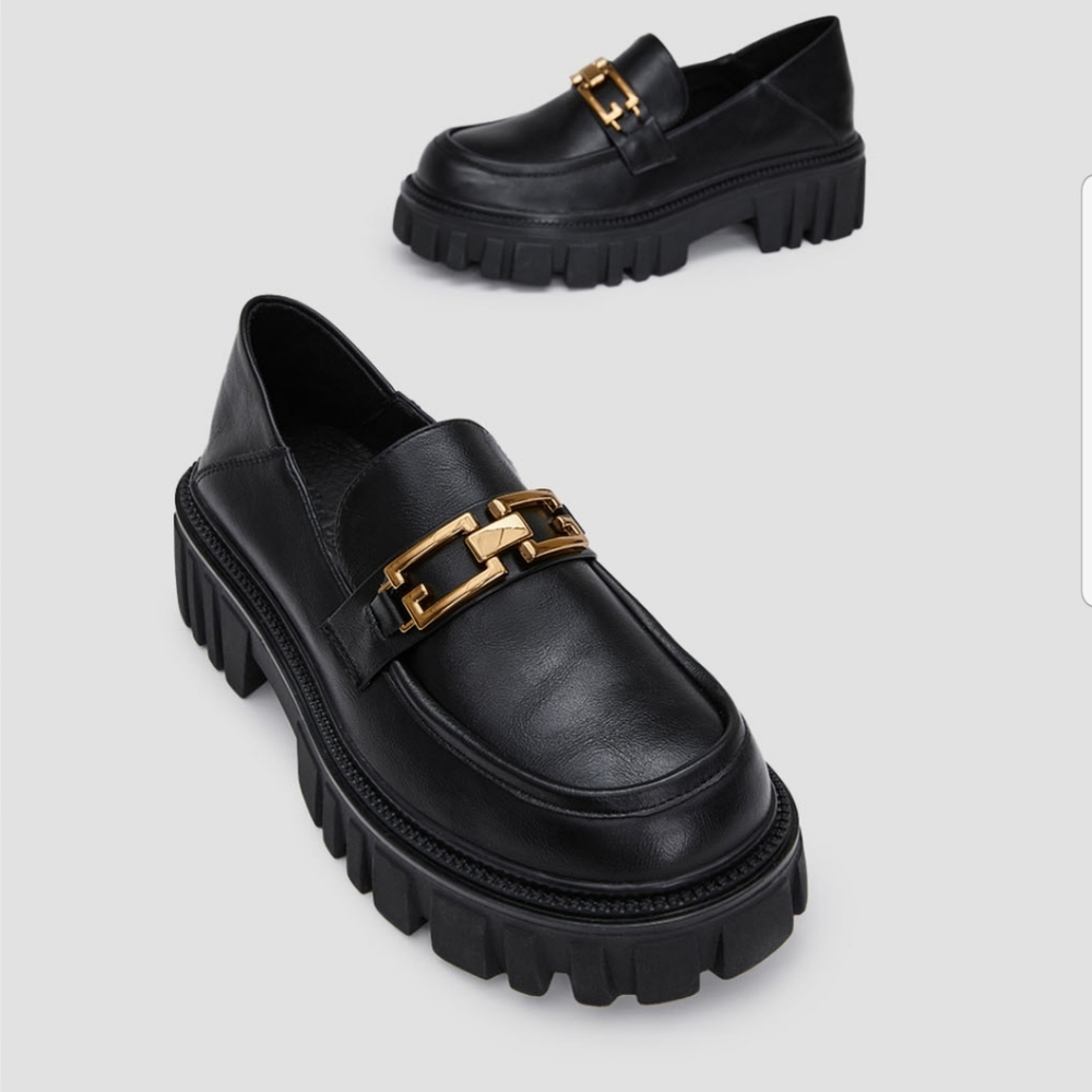 Vegan Leather Chunky Heeled Loafers with Gold Chain (Black) - Lattelier